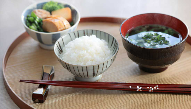 Firefly-日本の朝ごはん。箸置きに箸がある。ごはんとみそ汁と小さいおかずが３つ-19111.png